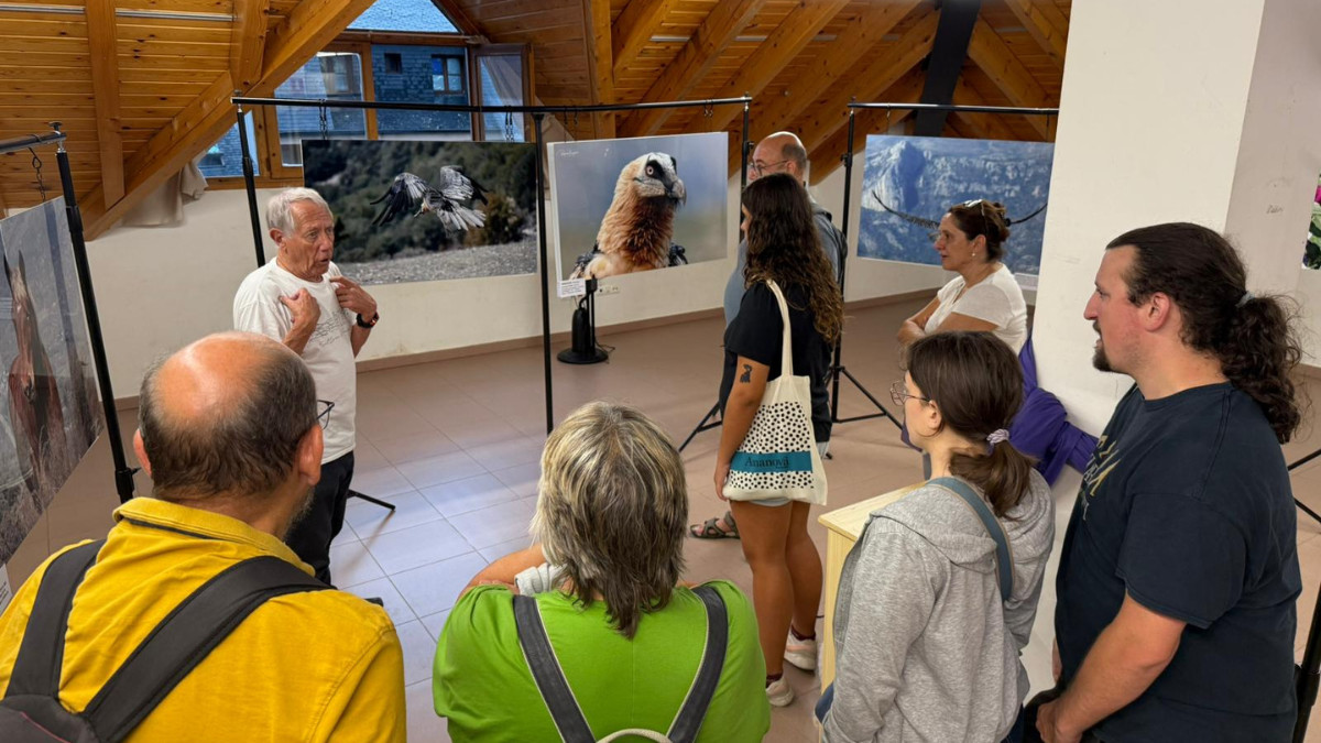 Visitants a l'exposició La Natura del Pallars Sobirà