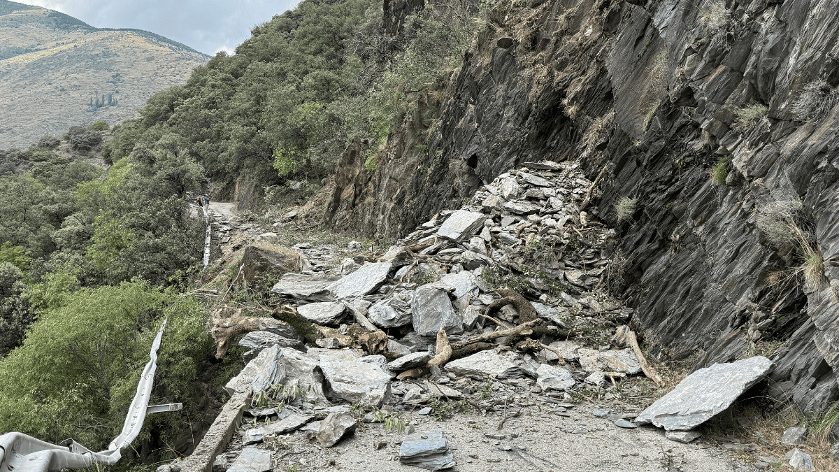L'esllavissada de pedres i abres a la carretera d'Escàs que ha tallat la via