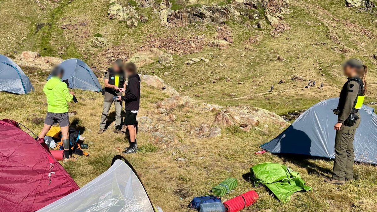 Imatge dels campistes amb les tendes als peus de la Pica d'Estats