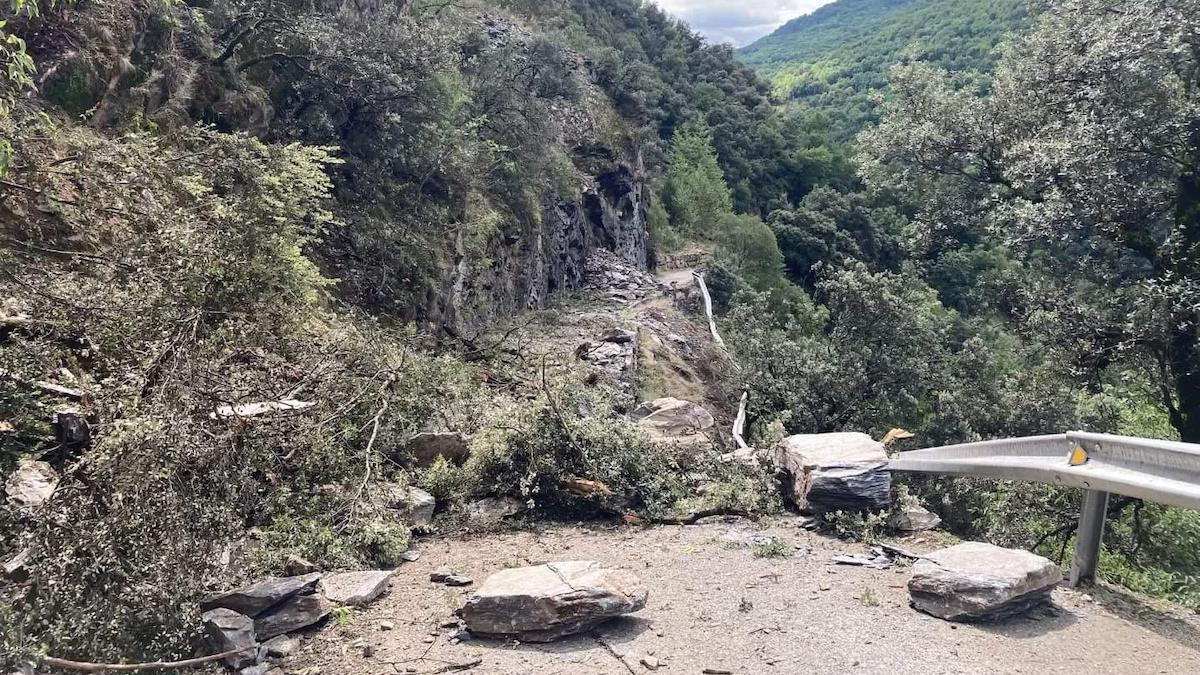 Estat en què ha quedat la carretera d'Escàs després de l'allau