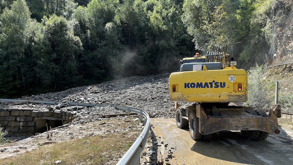 Una màquina treballa per retirar el material que s'ha desprès de l'esllavissada