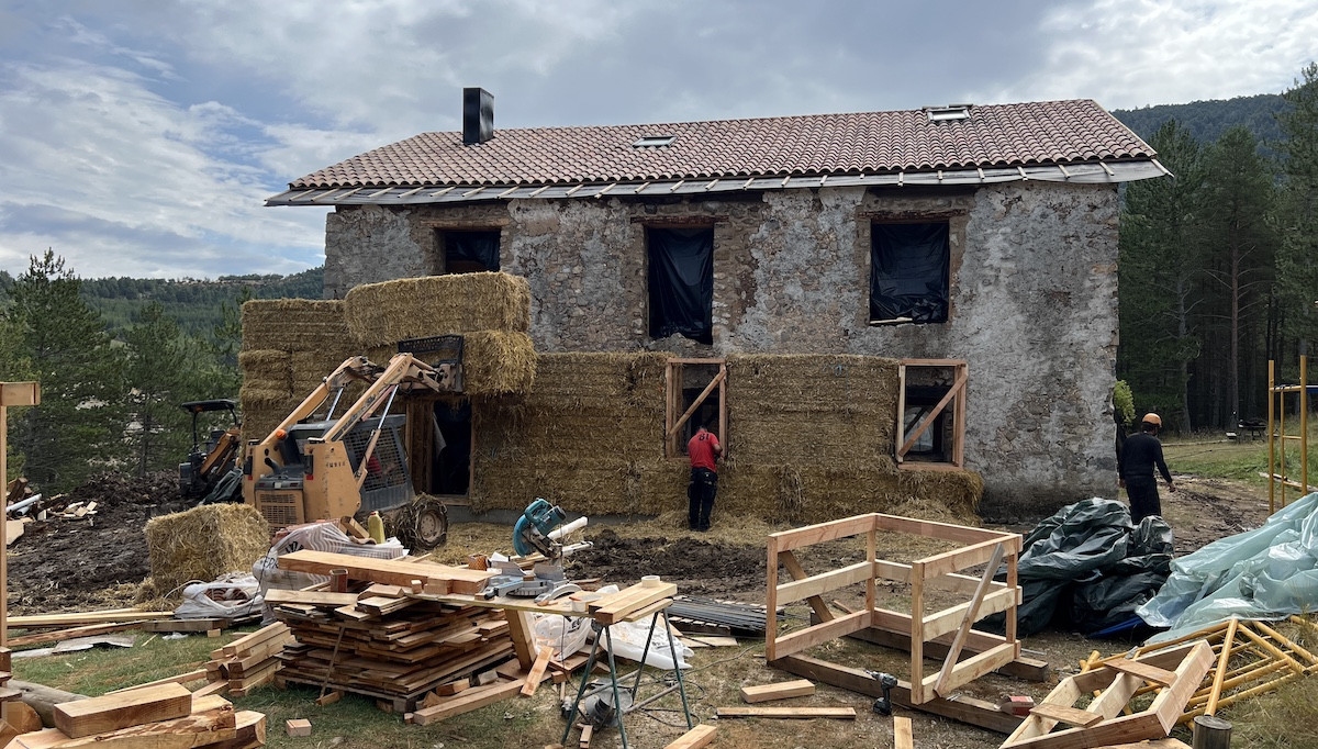 Vistes de les obres de rehabilitació energètica del refugi de Cuberes amb bales de palla