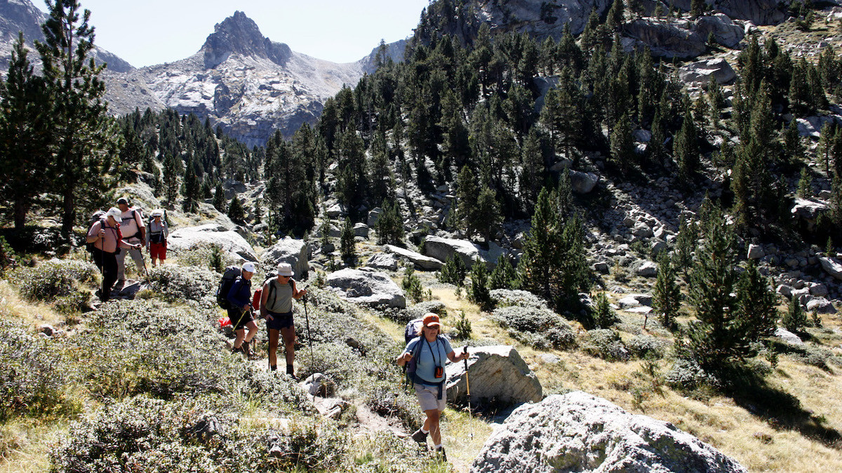 Excursionistes al Parc Nacional d'Aigüestortes en imatge d'arxiu