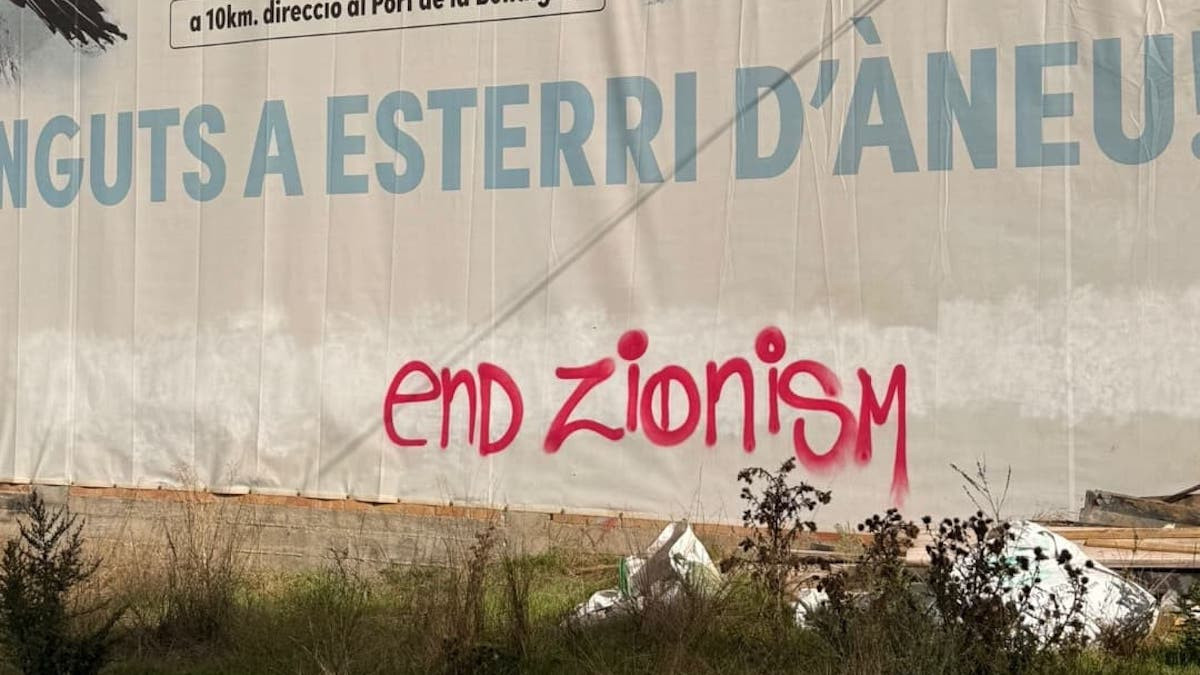 Imatge d'una de les pintades en un mural de benvinguda al poble