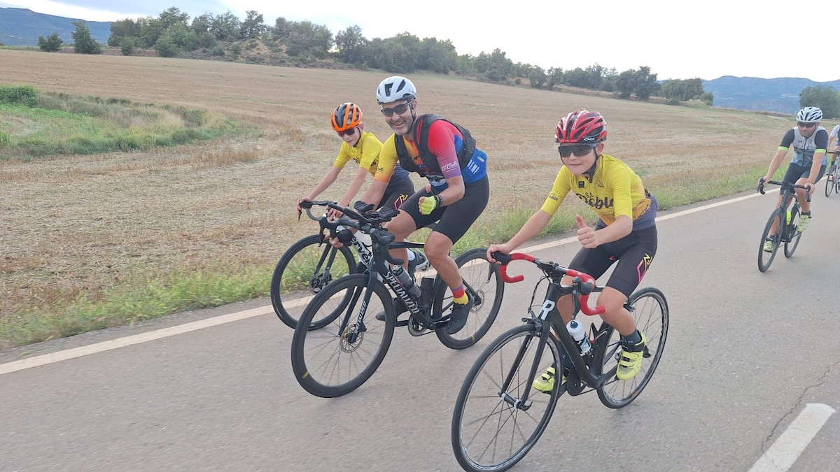 David Riba completant el repte acompanyat de ciclistes de la zona