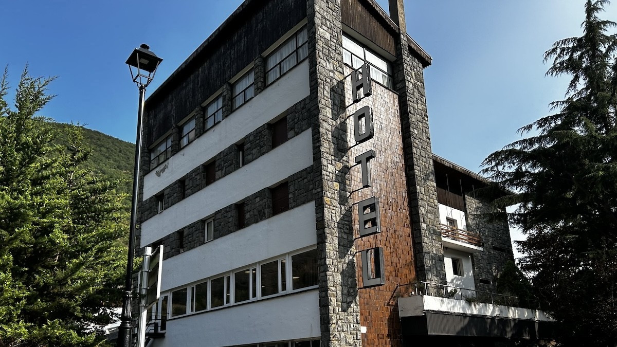 Façana de l'hotel Condes de Pallars, a Rialp