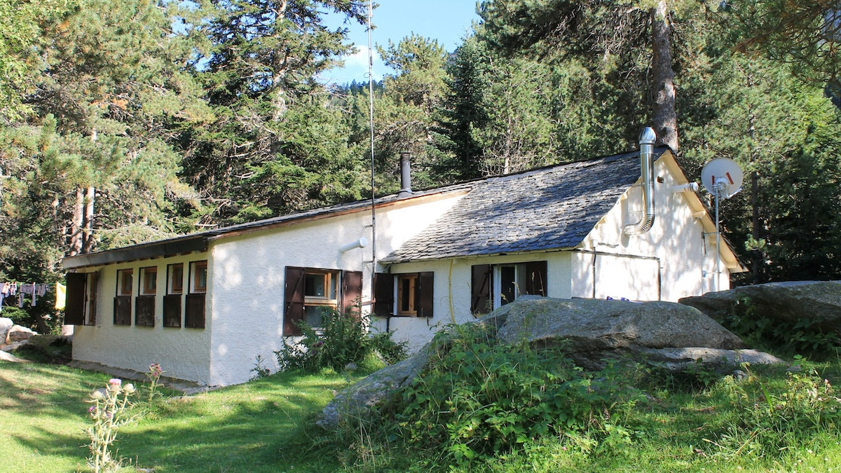 El refugi està situat al cor del Parc Nacional d’Aigüestortes i Estany de Sant Maurici, dins el terme municipal d'Espot