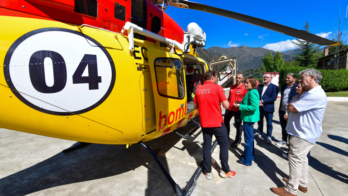 Sílvia Paneque durant la seva visita aquest dimecres a l'heliport de Tírvia