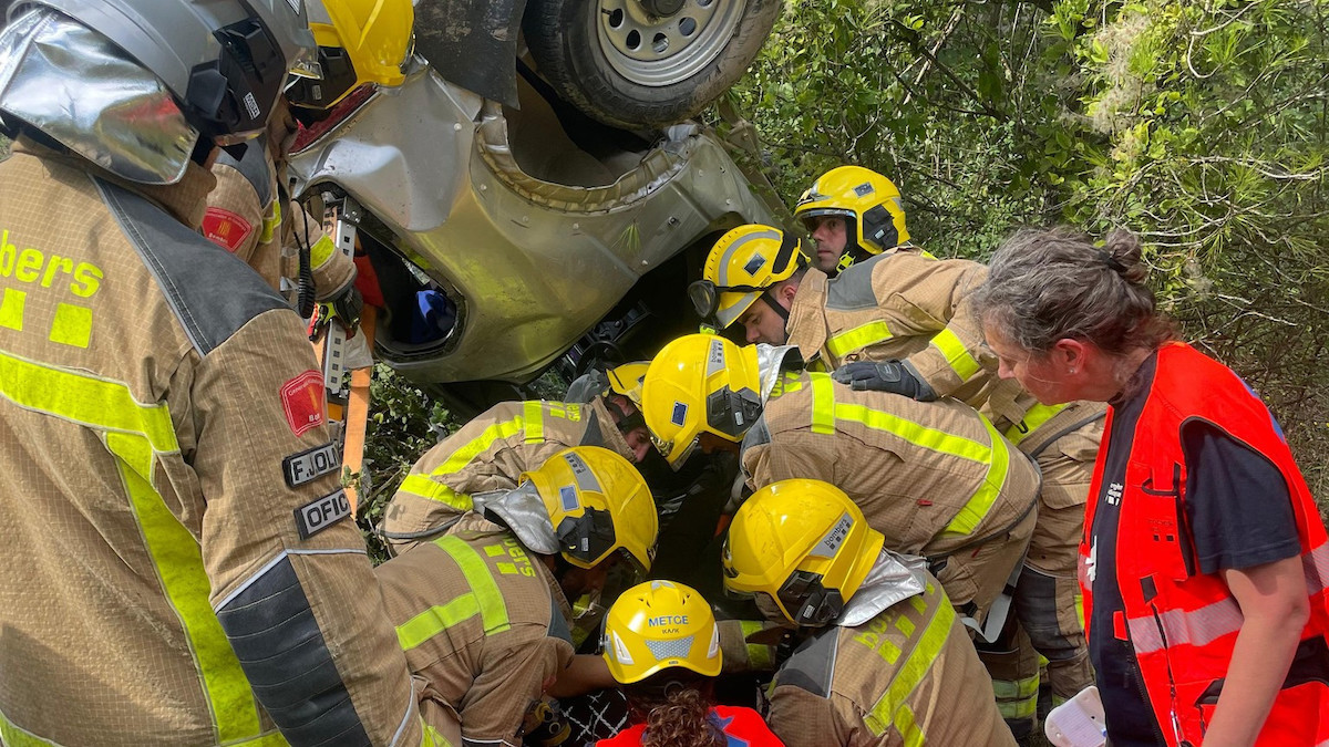 Els Bombers rescatant la víctima de Baix Pallars de l'interior del seu vehicle