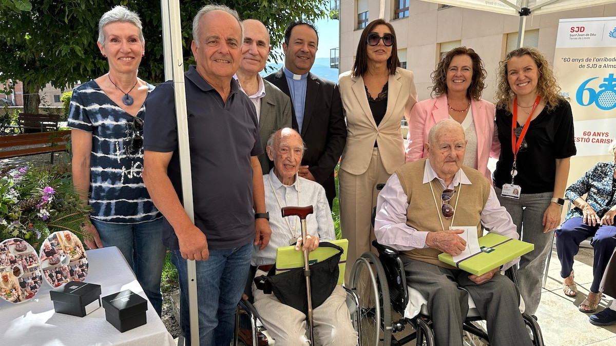 Lliurament de dues medalles centenàries als dos residents