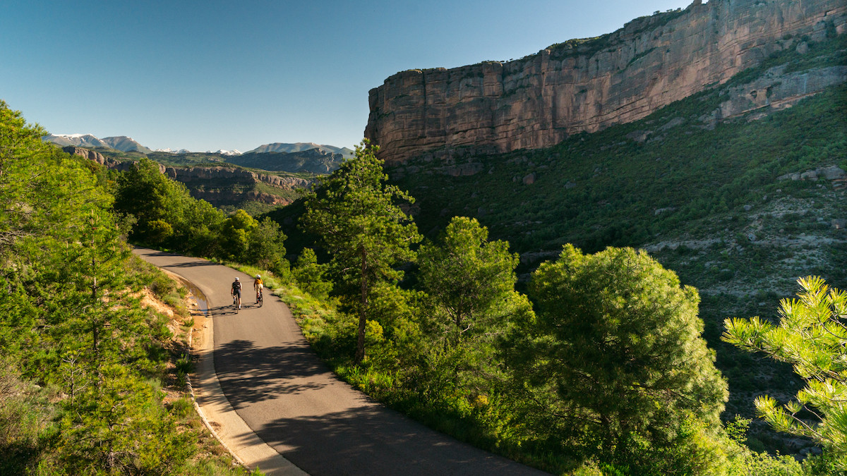 Dos persones practicant el ciclisme de carretera al Pallars Jussà