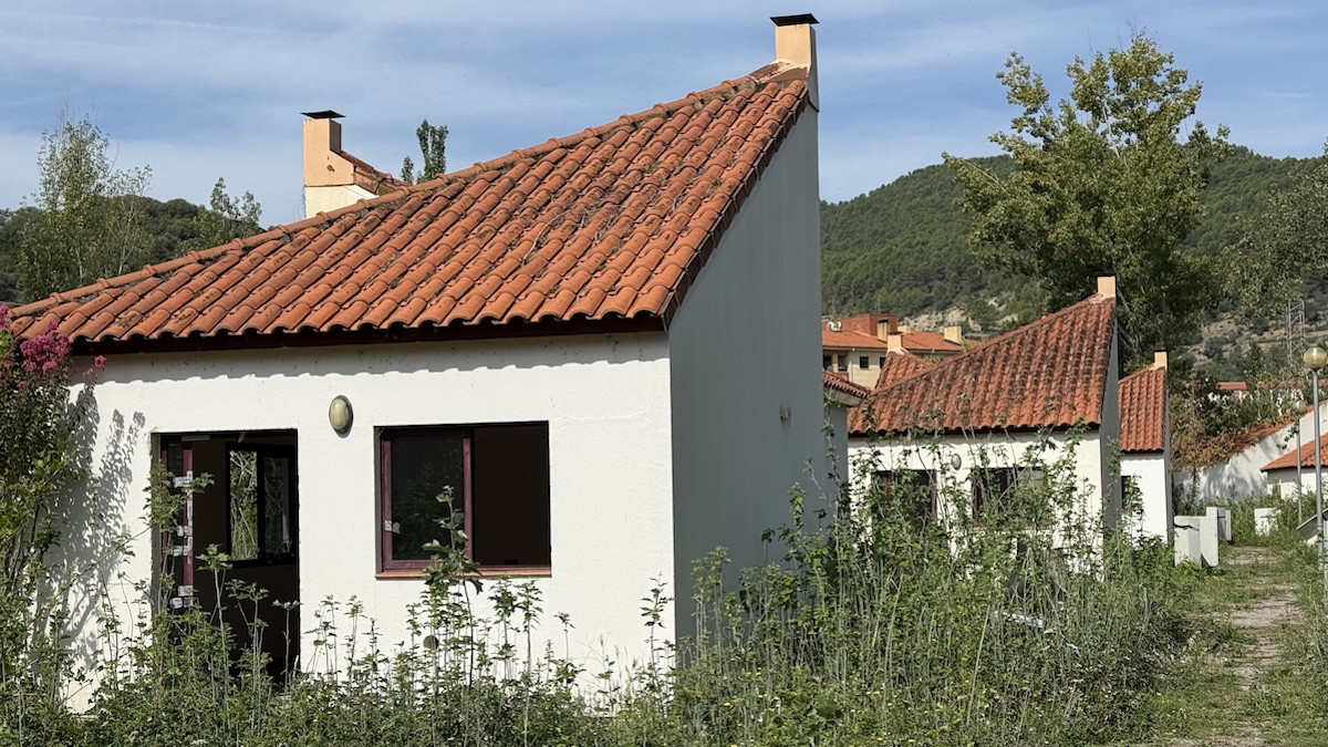Un dels bungalous que s'està rehabilitant per allotjar estudiants