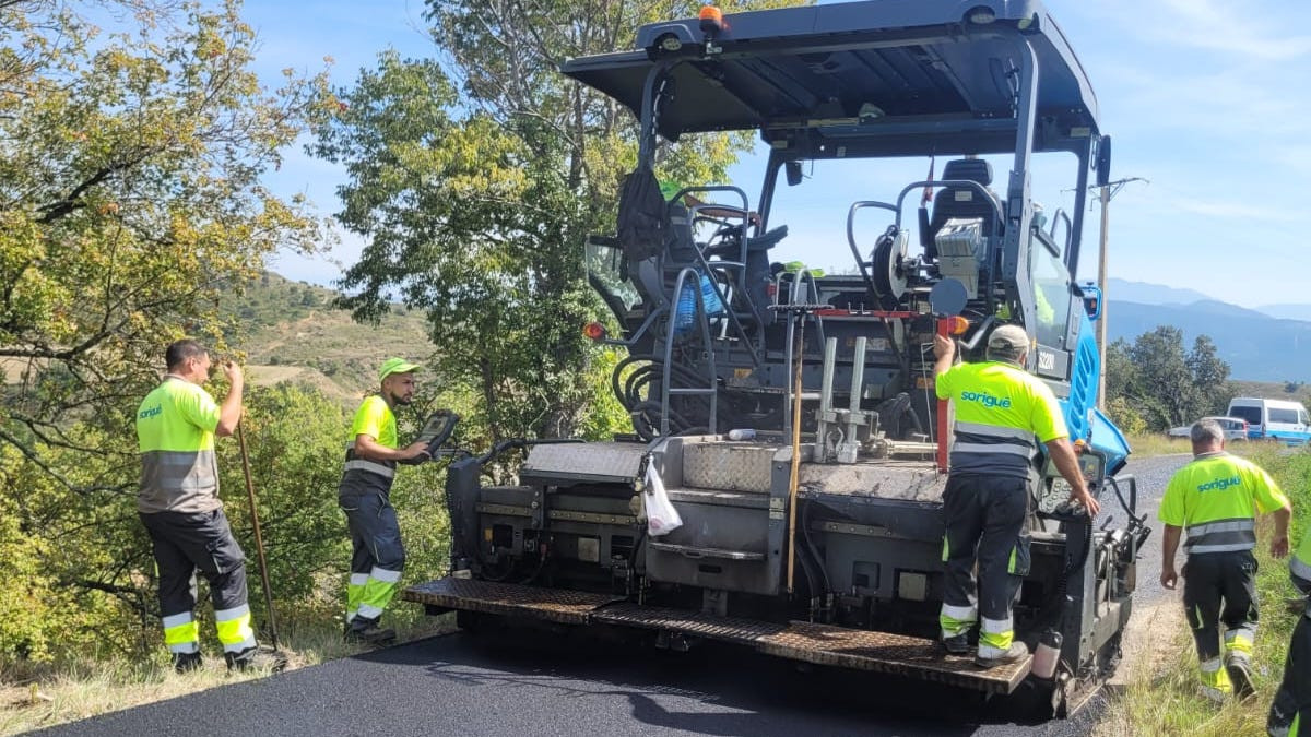 Operaris a les obres d'asfaltatge de la carretera de Tendrui.