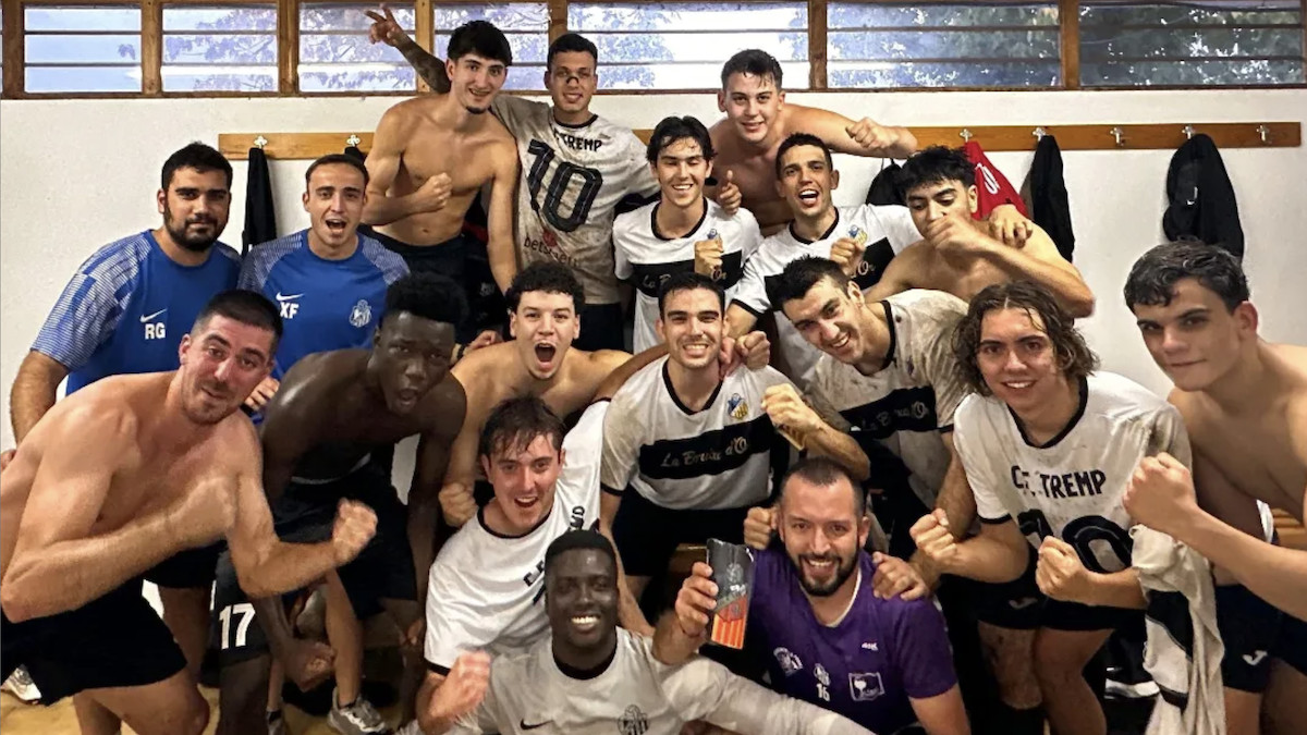 La plantilla del CF Tremp celebrant el triomf al vestidor