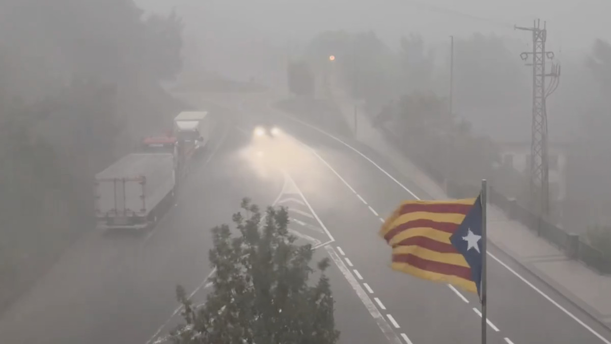 Un vehicle circula entre la pluja torrencial a Sort