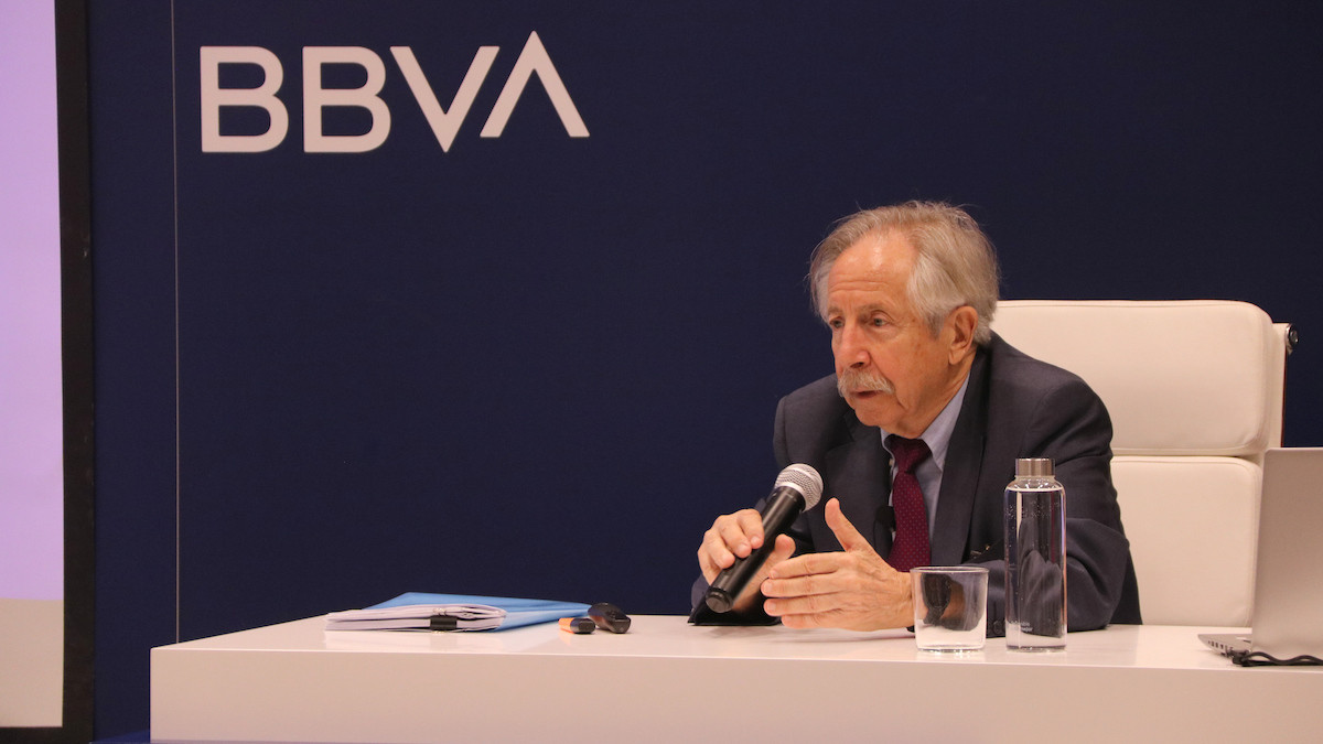 El catedràtic emèrit de la UAB, Josep Oliver, durant la presentació de l'anuari