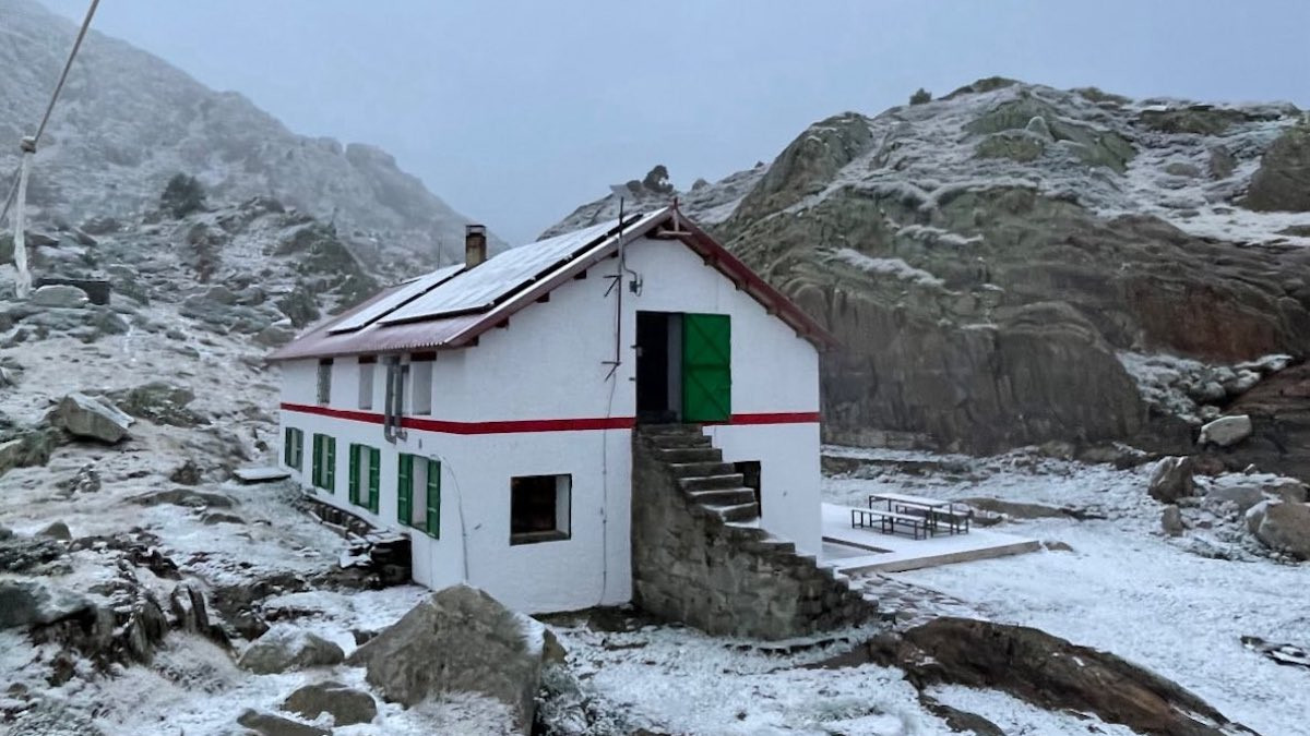 El refugi de Certascan envoltat d'una fina capa de neu, aquest dimarts al matí