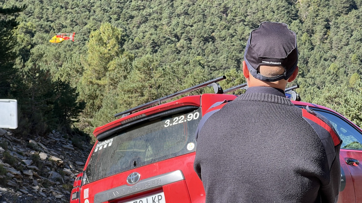 L'helicòpter dels Bombers pentinant la zona on ha desaparegut el boletaire