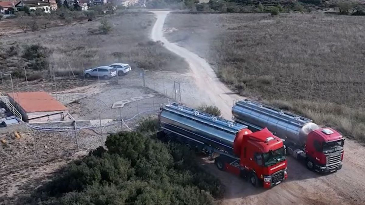 Dos camions cisterna transportant aigua, en una imatge d'arxiu