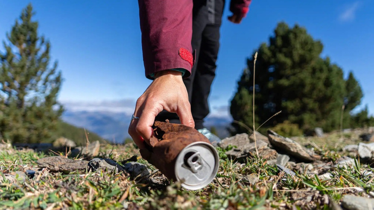 Un voluntari recull una llauna en una edició anterior de Mountain Calling