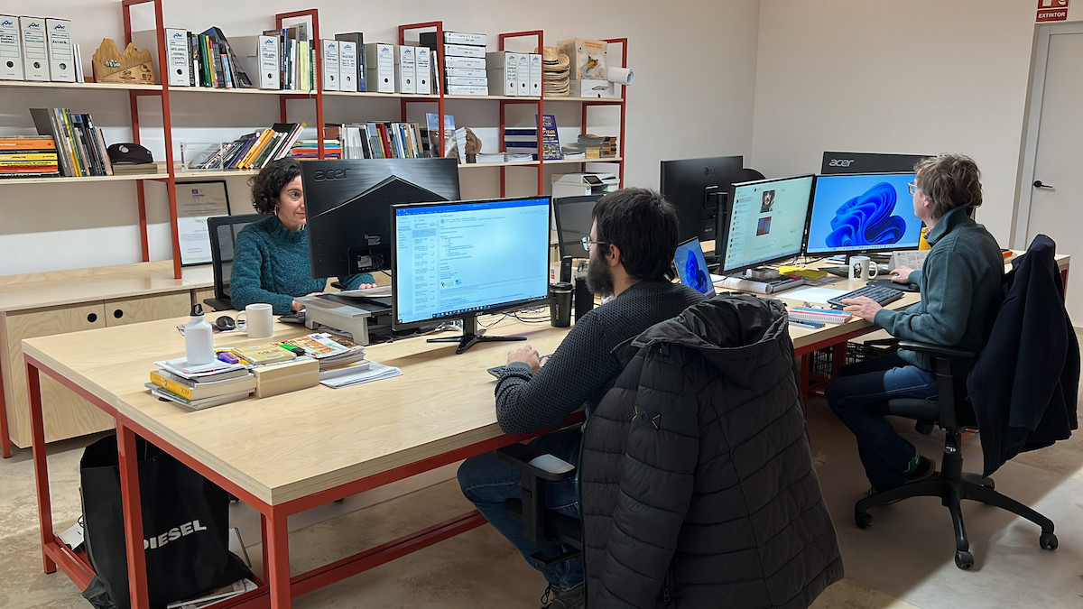 Tècnics del Geoparc Orígens treballant a la seva seu a Tremp, en imatge d'arxiu