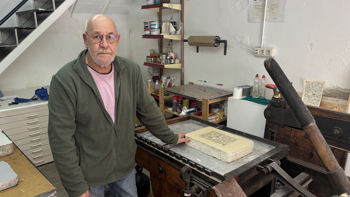 Carles Monegal, al taller de litografia que té a Tremp