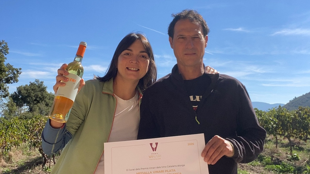 Els responsables d'El Vinyer mostren satisfets el premi obtingut