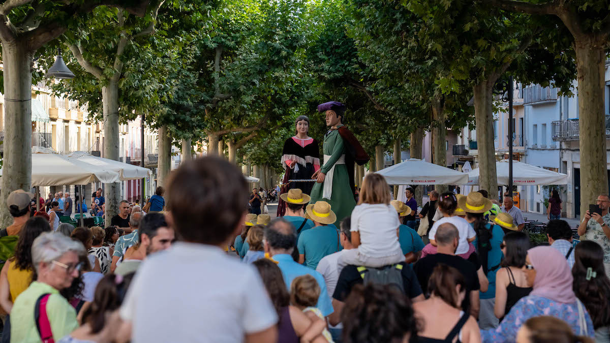 Imatge d'una cercavila amb els gegants a la rambla Doctor Pearson de Tremp
