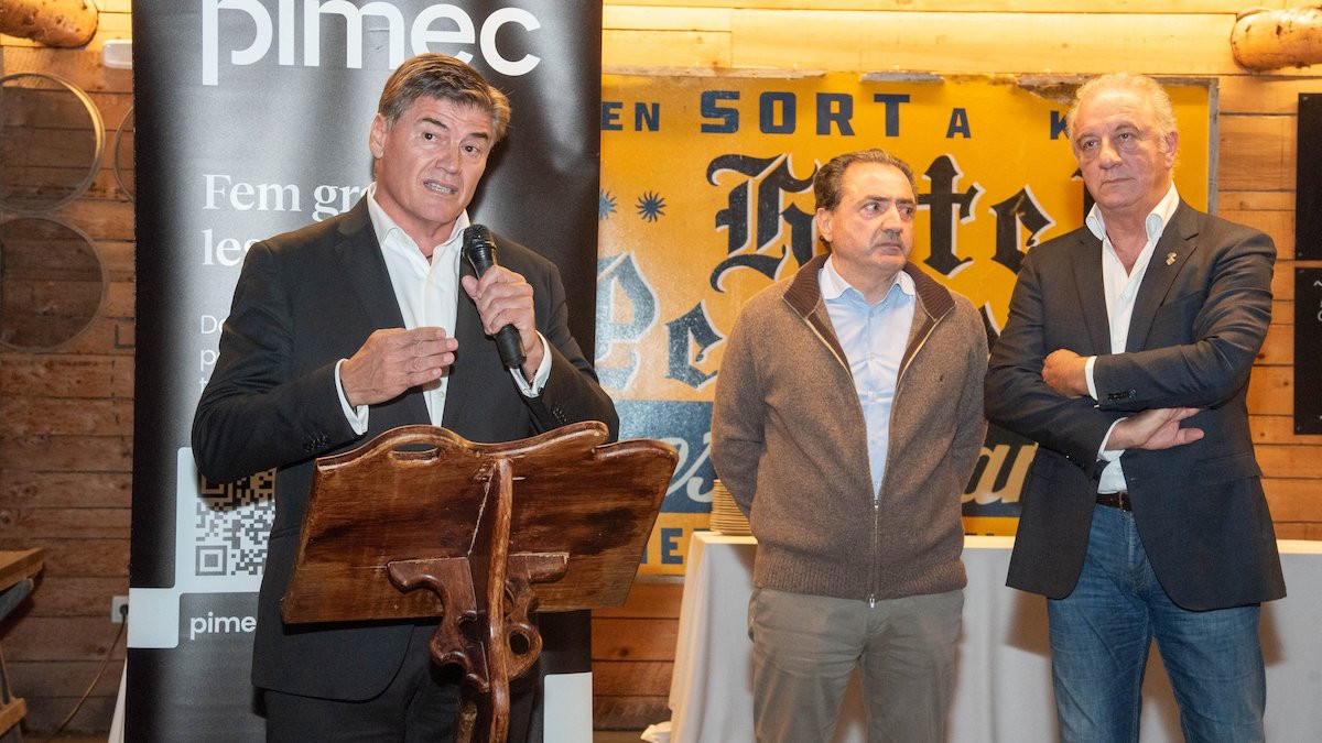 Antoni Cañete, durant el seu discurs amb Rabaneda i Isus al fons