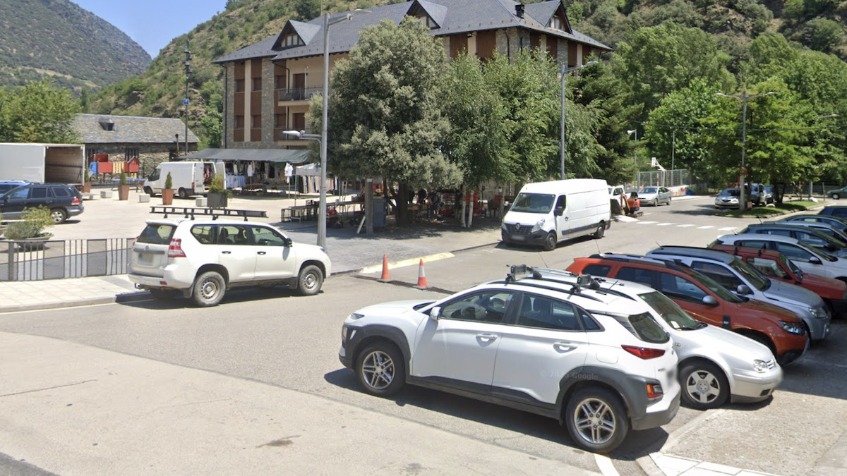 Vehicles estacionats en un carrer del nucli urbà de Rialp