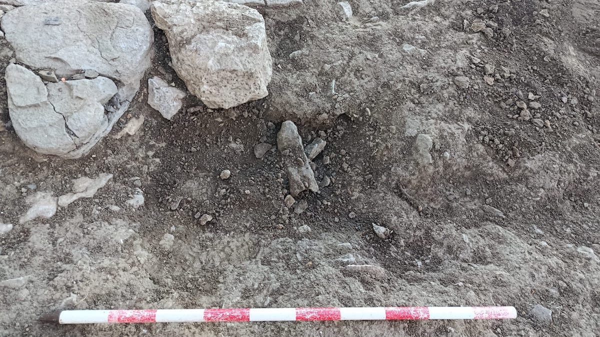 Imatge d'un dels forats que han fet els infractors