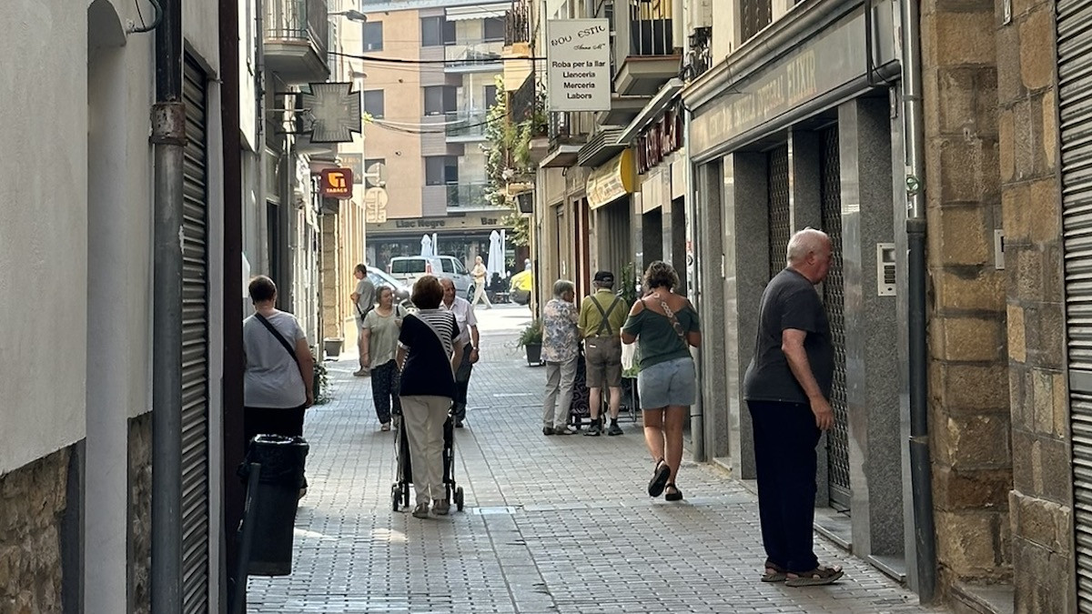 Diversos veïns en un carrer del casc antic de Tremp