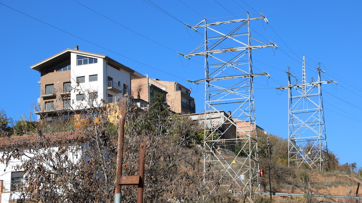 Imatge de la línia elèctrica passant a escassos metres d'unes cases a Tremp
