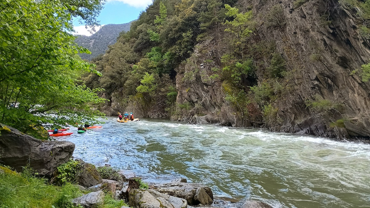 Barques de ràfting i piragües baixant per la Noguera Pallaresa