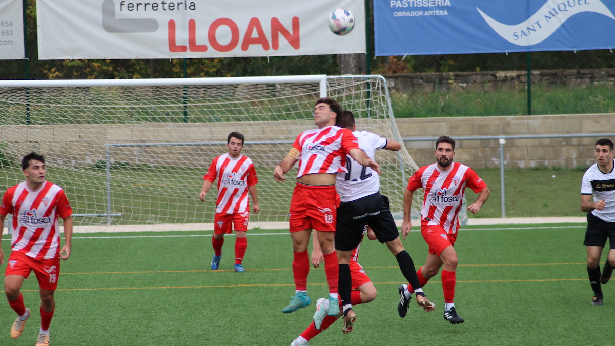 Dos jugadors disputant-se una pilota aèria en una acció del partit
