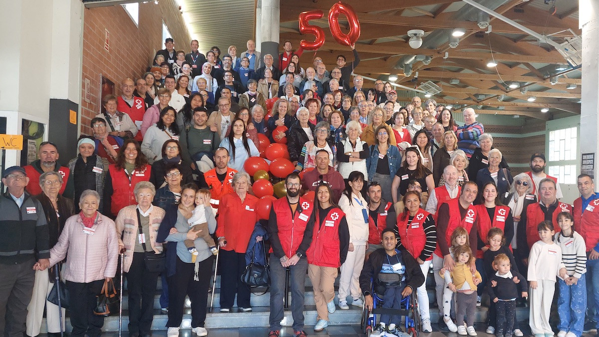 Foto de família del 50è aniversari de Creu Roja Pallars Sobirà