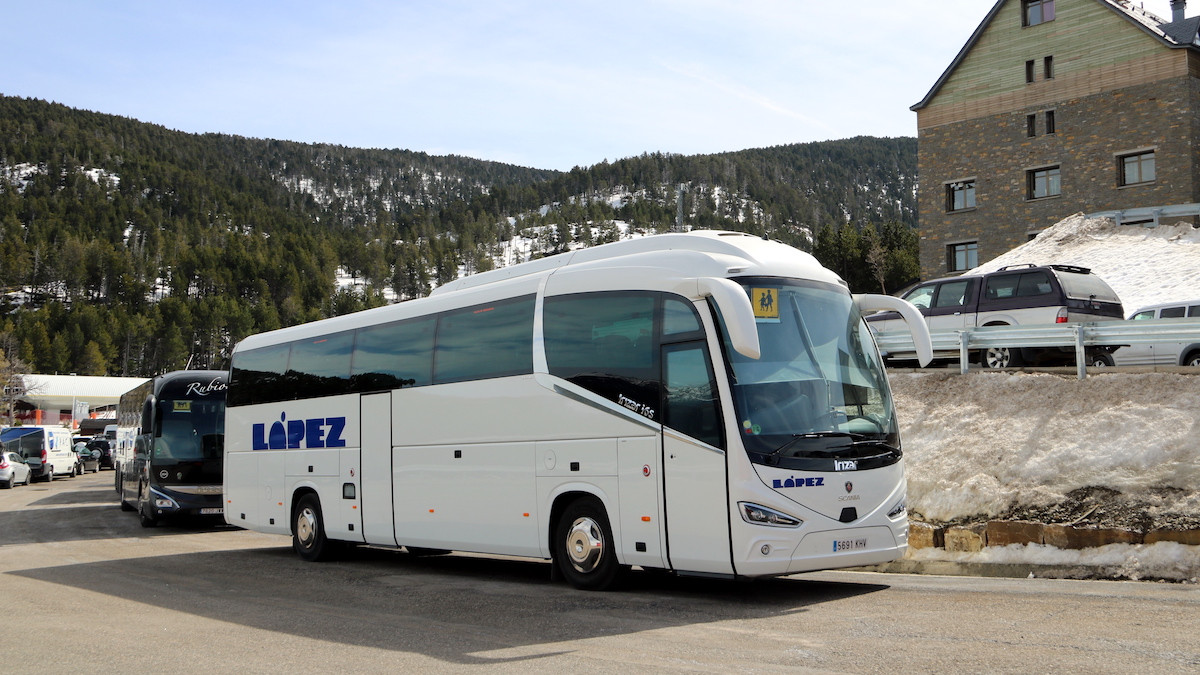 Un autocar escolar estacionat a l'estació de Port Ainé, en imatge d'arxiu