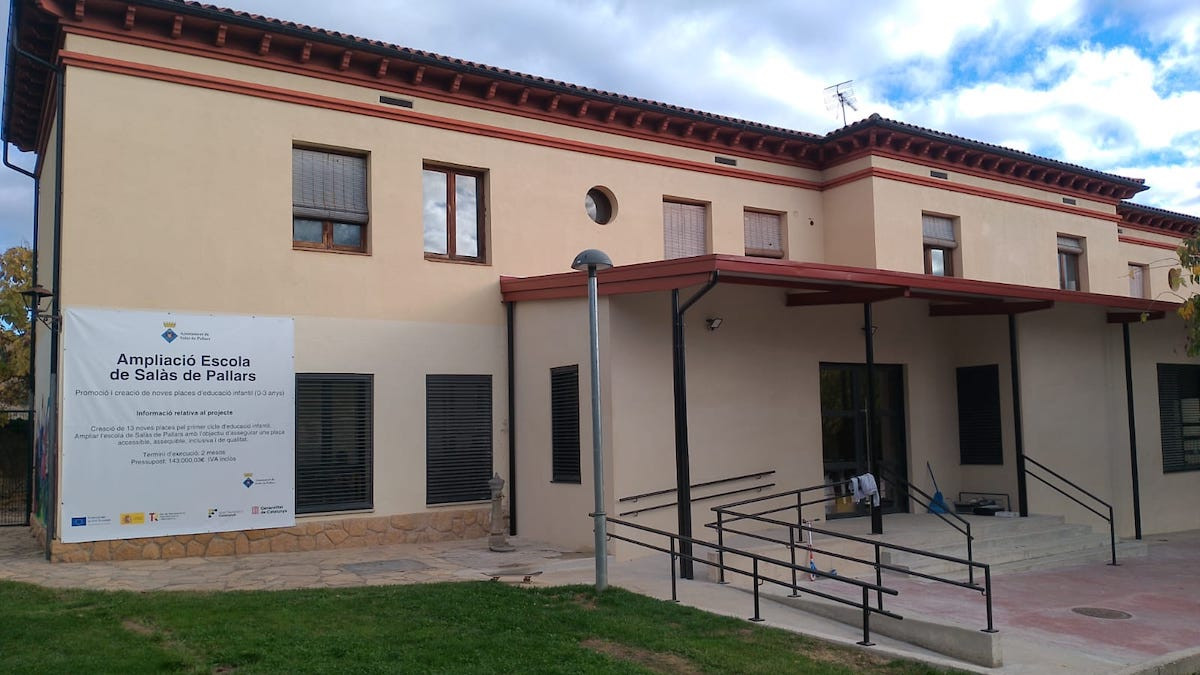 Imatge exterior de l'escola de Salàs de Pallars amb la recent ampliació