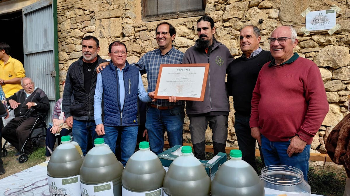 Imatge del reconeixement a Oriol Mayola com a nou mestre d'almàssera