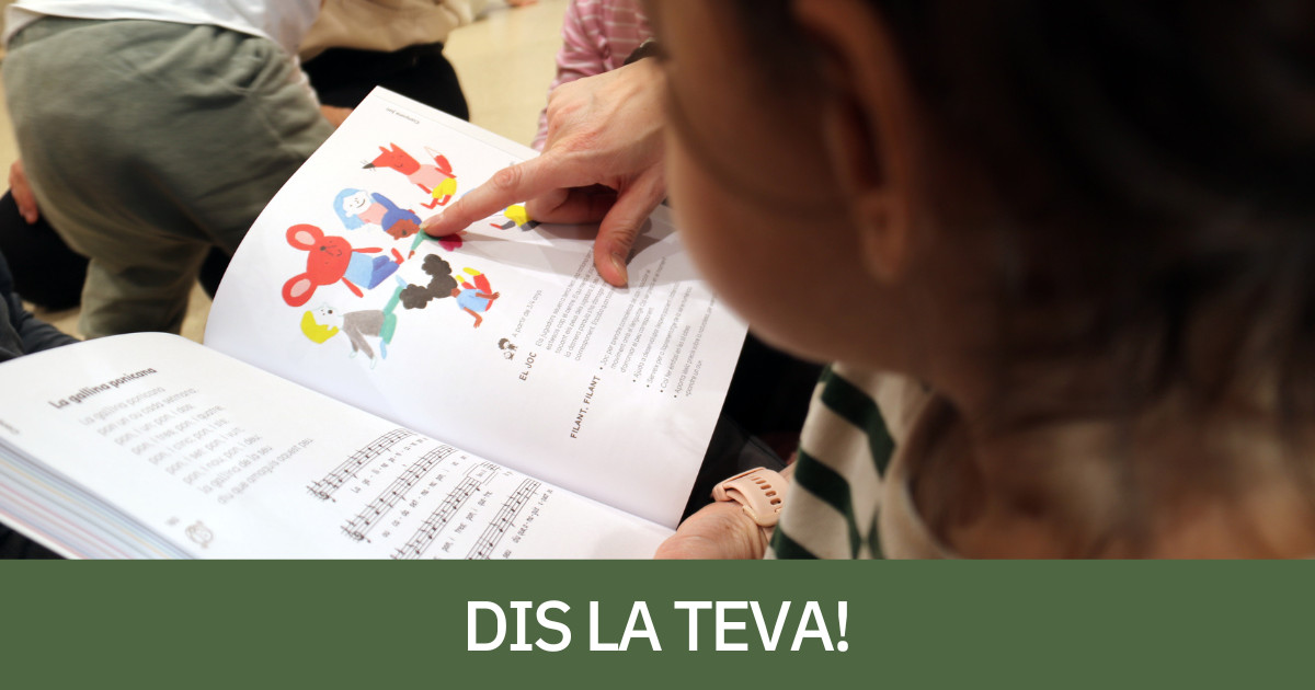 Una alumna llegint un llibre en una escola catalana