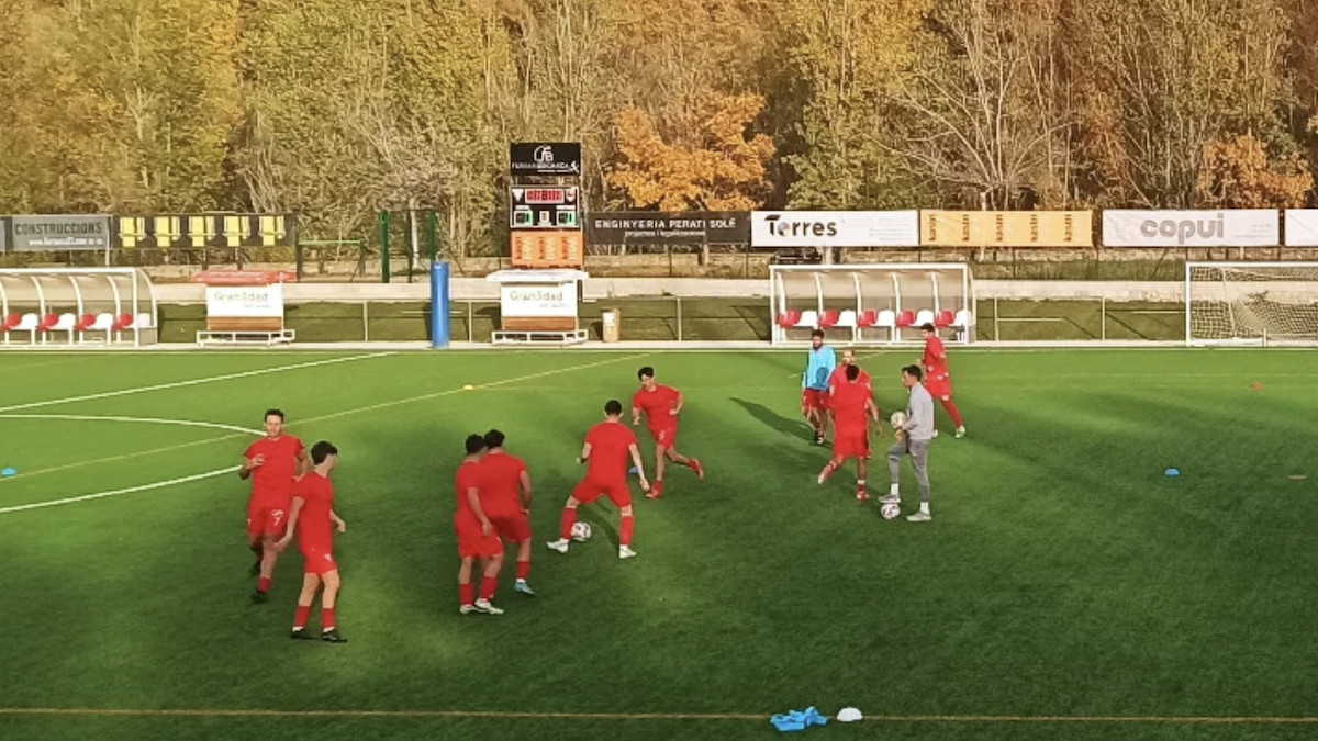 El CF Pobla durant l'escalfament previ a l'inici de partit