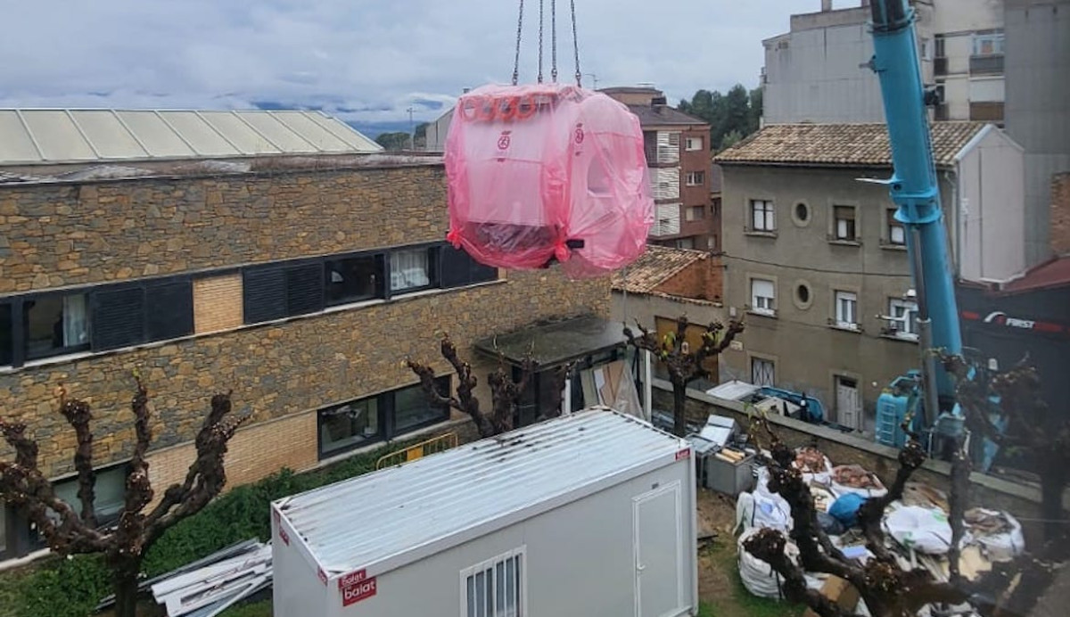 Una grua descarregant l'aparell, aquesta setmana passada, a l'Hospital del Pallars