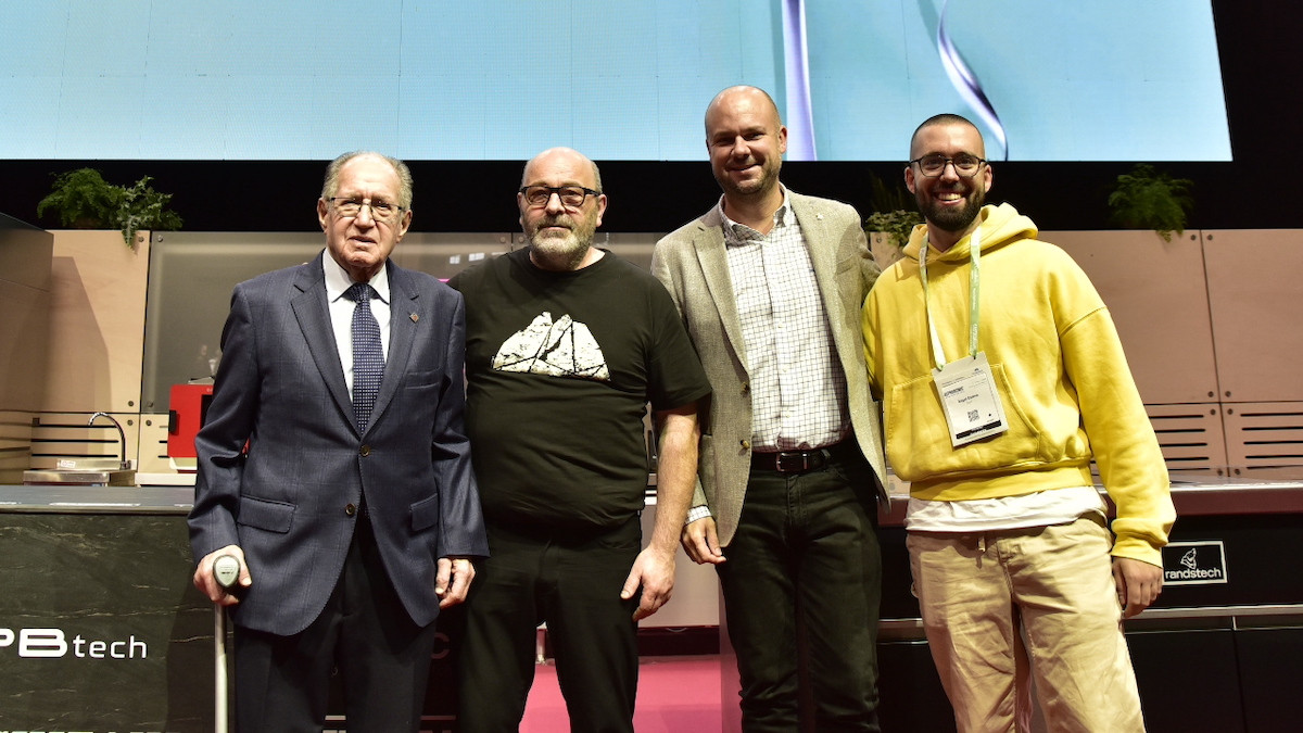 Jaume Mora, segon per l'esquerra, durant l'entrega de premis