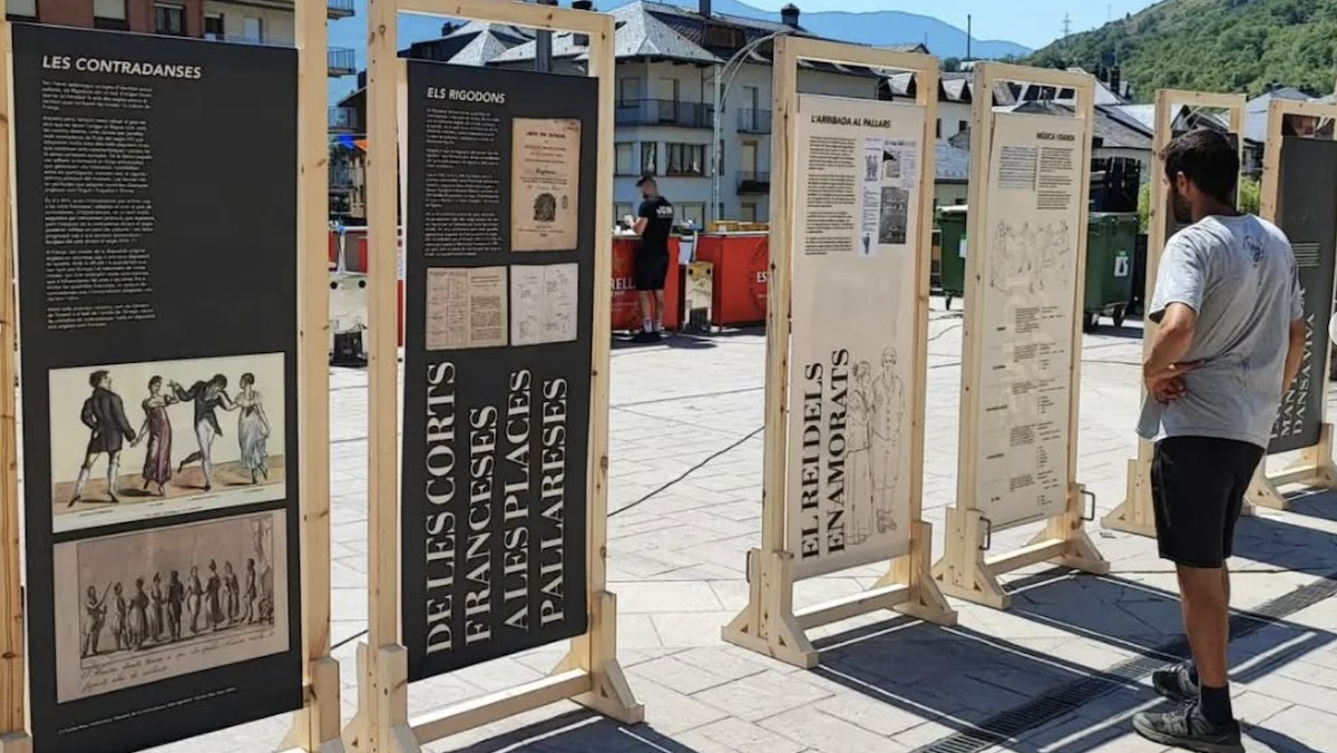 Una persona visitant l'exposició durant la seva estada a Sort