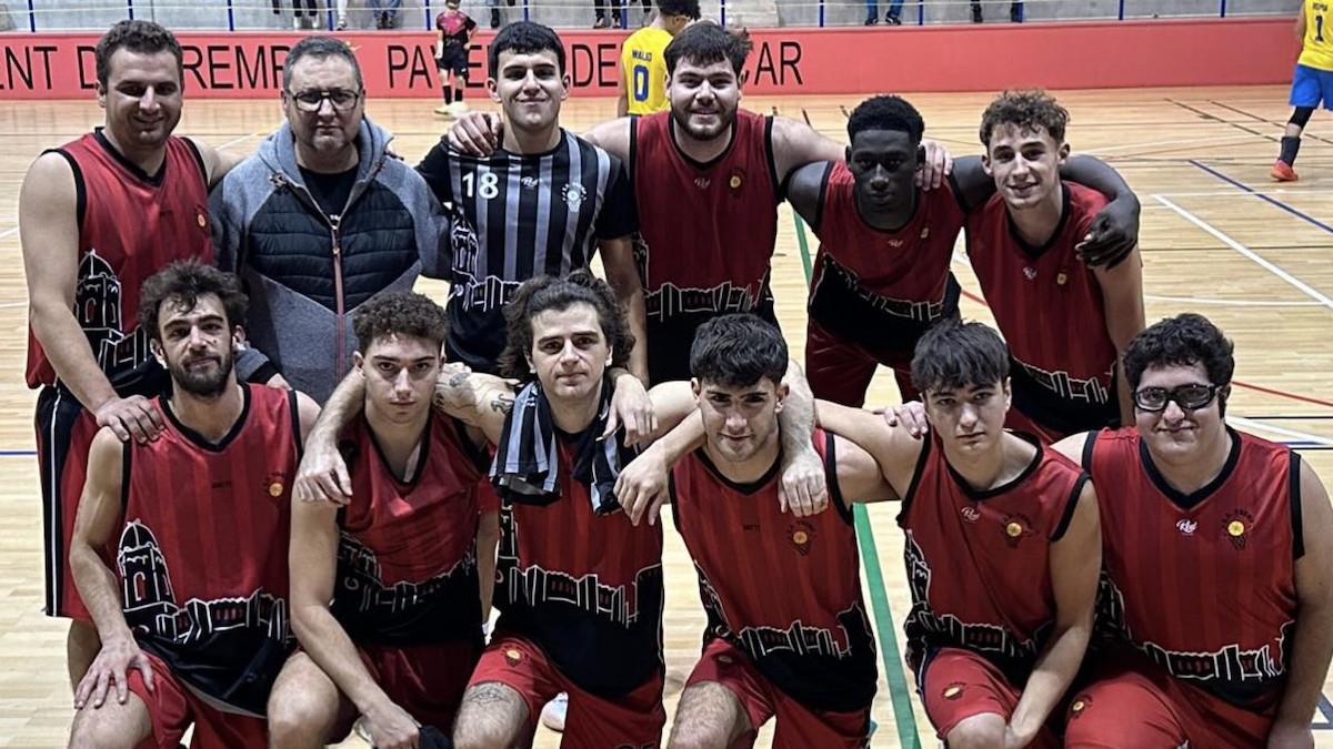 L'equip masculí del CB Tremp celebrant el primer triomf