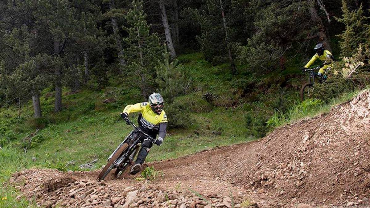 Dos ciclistes fent un descens en bicicleta pel bike park de La Molina