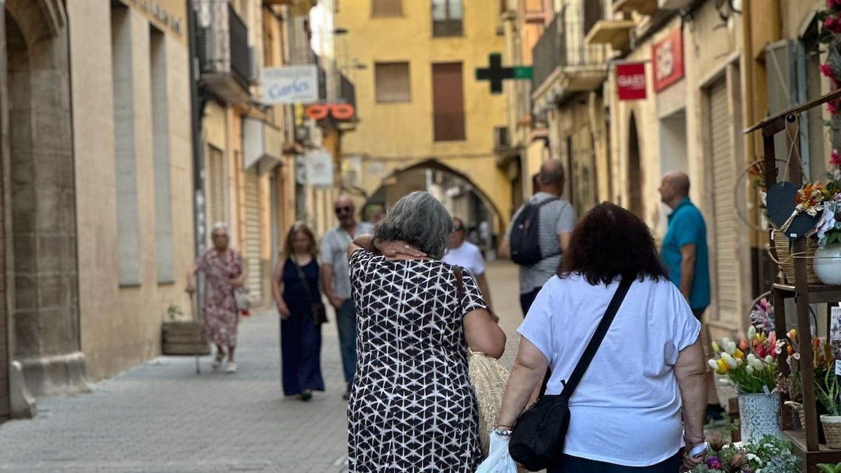 Ciutadans passejant per un carrer del centre de Tremp