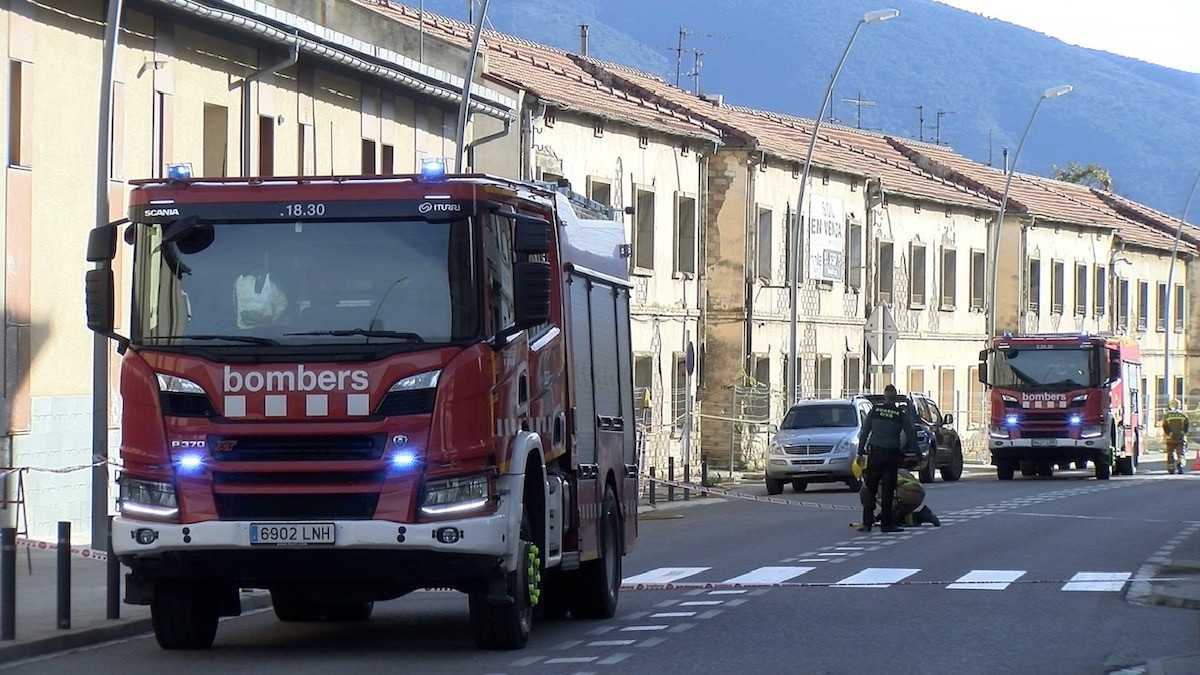 Bombers treballant en la fuita de gas amb la carretera tallada al trànsit