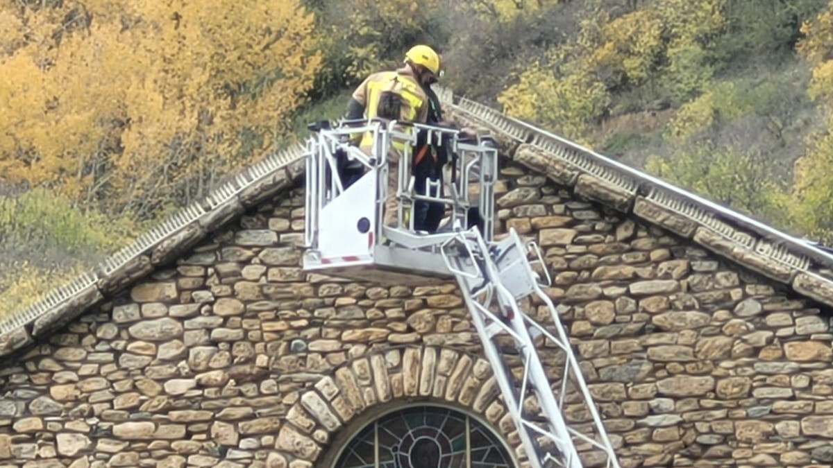 Els Bombers revisant la cornisa de l'església de Sant Feliu de Sort