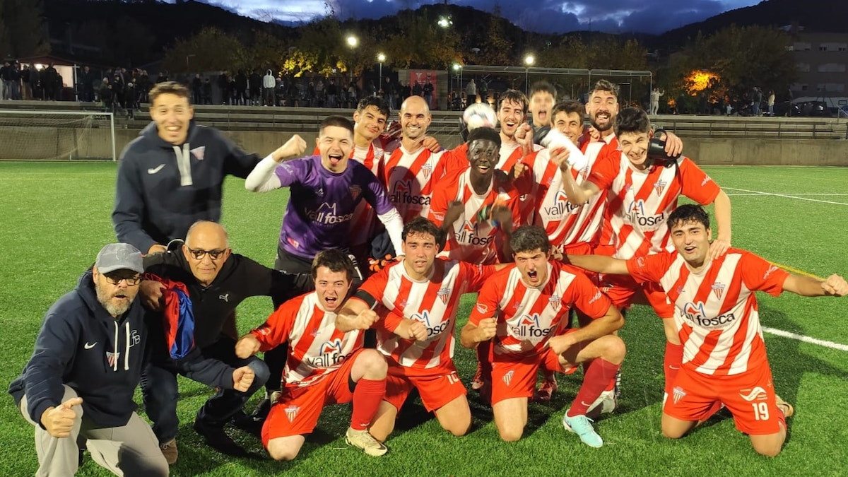 Jugadors i cos tècnic del CF Pobla celebrant el triomf damunt la gespa